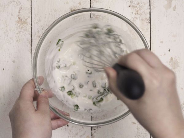 接著倒入蔥花，攪拌均勻。