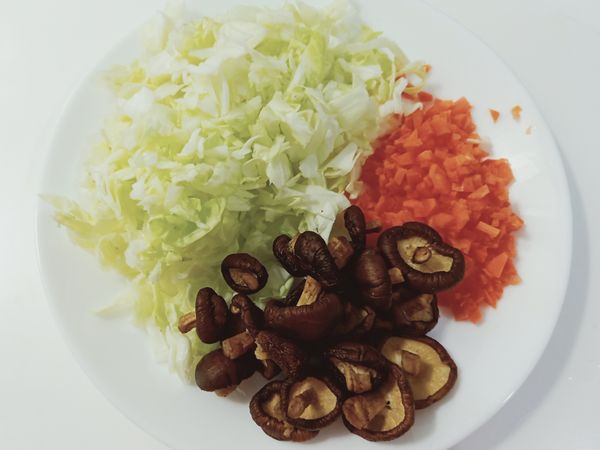 備料
香菇泡水(水留著)
紅蘿蔔跟高麗菜切碎
