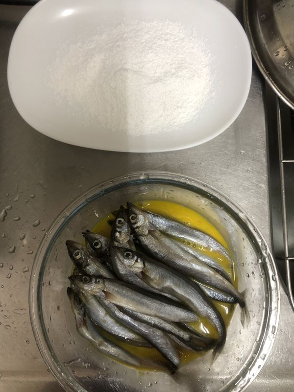 柳葉魚沾蛋液➡️地瓜粉，靜置10分鐘