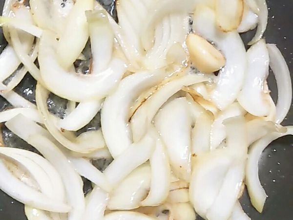 椰子油爆香洋蔥絲，蒜頭至香味撲鼻。
