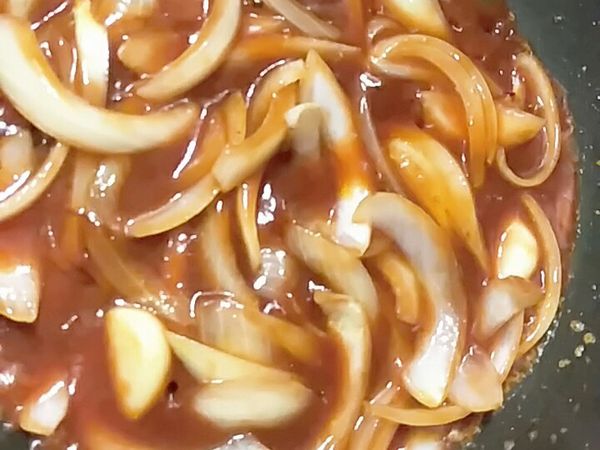 再倒入番茄醬拌炒，將牛肉丸放入拌勻。