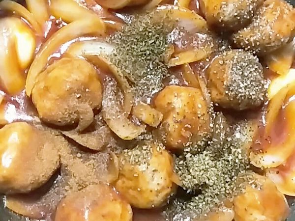 加入：黑胡椒粒，薑黃粉，歐芹，羅勒，各少許，月桂葉一片，加水半杯，鍋蓋悶煮約10分鐘，微收汁。