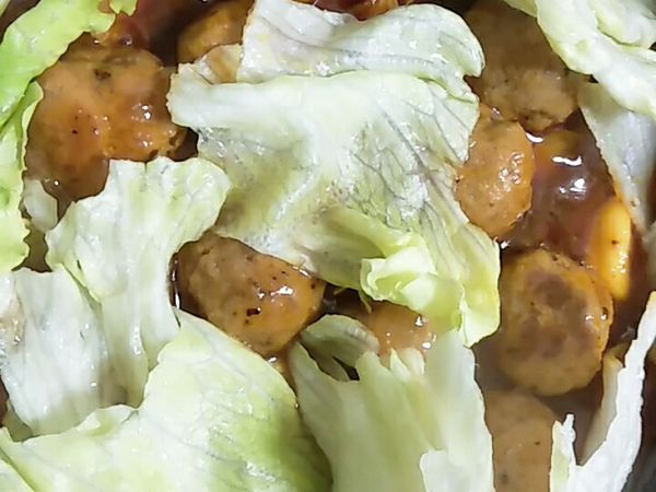 加入生菜拌勻立刻盛盤（生菜久煮不好吃）。