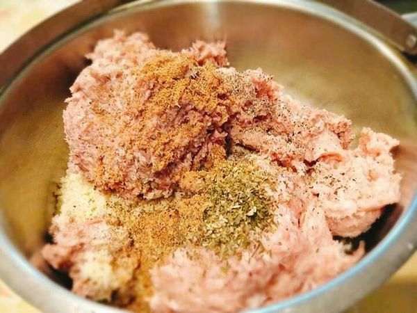 肉丸材料拌勻
牛豬絞瘦肉各300g (請肉販，絞2次最細)or調理機攪打成泥
蛋 - 1顆
鹽 - 1/4茶匙
黑胡椒粒 - 1/4茶匙
肉豆蔻粉 - 1/4茶匙
巴西利 - 1匙
地瓜粉-1大匙
蒜末-2瓣 洋蔥末-半顆（調理機打碎）先爆香蒜末，洋蔥細末並放涼再加入絞肉中。