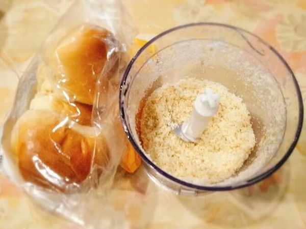 #吐司或餐包要用調理機打細碎 - 四片 約100~180g（不用麵包粉，會乾柴。吐司要去邊。乾老吐司或餐包則會有濕潤度，好吃）