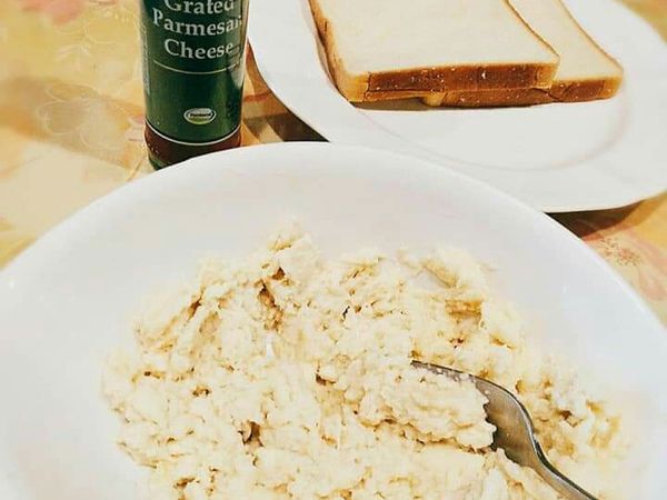 以下2種材料先捏碎，混合浸泡著。
#牛奶 - 50~80ml
#白吐司或餐包要用調理機打細碎 - 四片 約100~180g