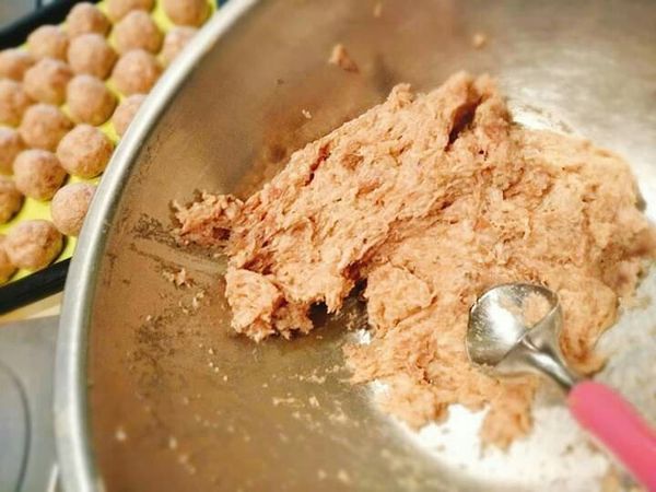 用冰淇淋勺挖成圓形秤重各約：25g。