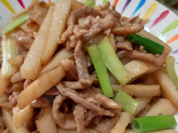 將筍絲放入拌炒，加入1/2大匙的醬油、1/4小匙鹽調味，灑入少許胡椒粉。至肉全熟，放入蔥綠炒拌一下即可上桌囉~