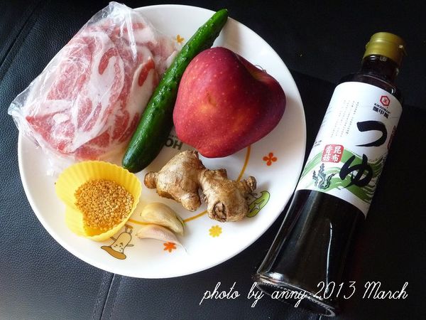 備齊食材~小黃瓜洗淨後切絲， 將豬肉片放入沸水中(加入龜甲萬料亭和露香菇昆布1大匙)涮熟，撈起放凉備用~