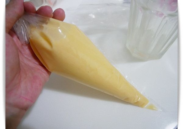 我習慣將麵糊裝進擠花袋裡備用。