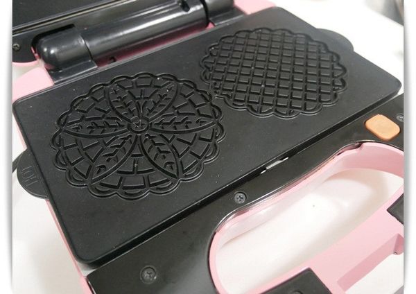 這次用Vitantonio鬆餅機的蕾絲烤盤來製作，先將機器開機預熱。