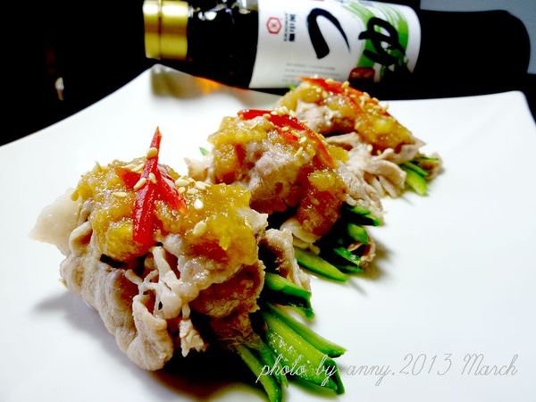 將醬汁淋至肉捲上，灑上熟白芝麻即可，上桌品嚐^o^~