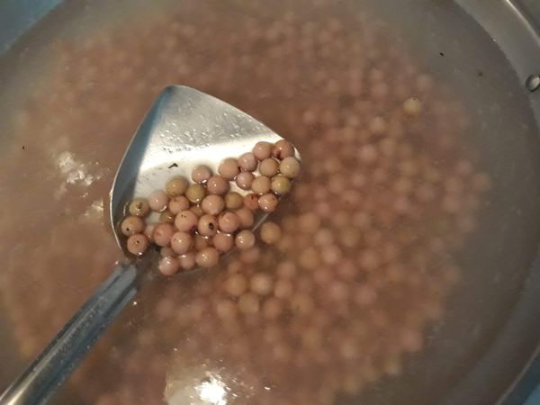 煮一鍋水，水滾了之後放入瀝乾的破布子進行熬煮動作，一般要煮二個半小時，要記得，不夠水份要再加水補足水份，要翻動不能讓食材巴鍋燒焦，會產生焦味影響口感。