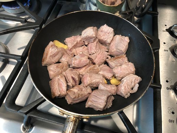 ［炒牛肉至兩面焦黃色］
放牛肉進去，加入兩匙鹽拌炒