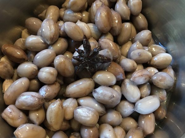 悶好的花生取一半加八角、鹽，加水淹過花生，在瓦斯爐上煮滾續滾5分鐘即可😋