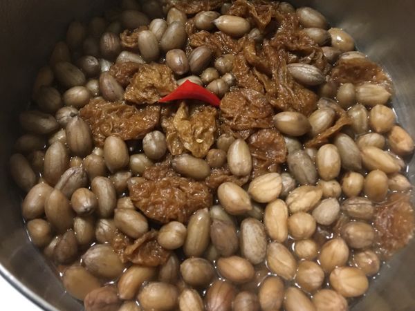 另一半花生加麵筋、兩大匙醬油、少許鹽、清水，在瓦斯爐上煮滾後續滾5分鐘即可😋