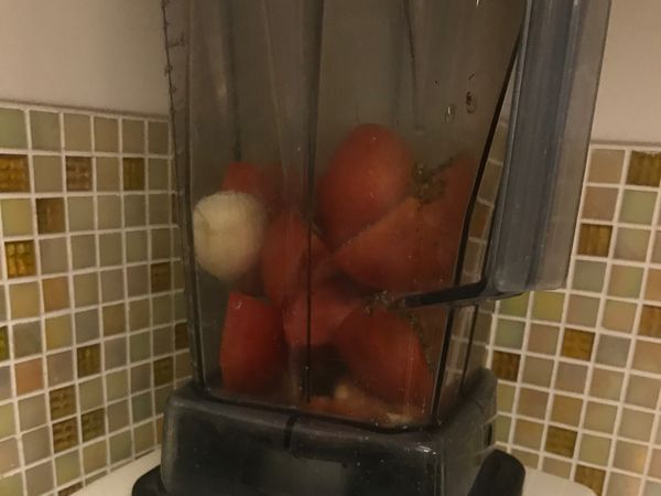 將大蒜、切碎番茄、月桂葉、香料、辣椒放入調理機，打碎(๑• ω •๑)