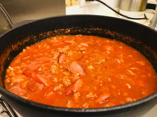 爆香大蒜（微焦）（壓成泥的大蒜），倒入碎肉、熱狗。
炒熟後，倒入剛剛的醬、番茄醬、紅酒。
加點鹽、胡椒、糖（一點點）

蓋子蓋上，燉約15min

步驟2-3要同時進行