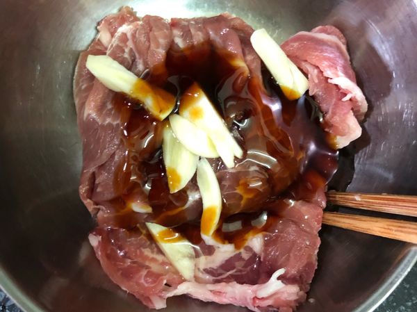 豬肉片切成適合入口的大小
放入醃料醃10-15分鐘