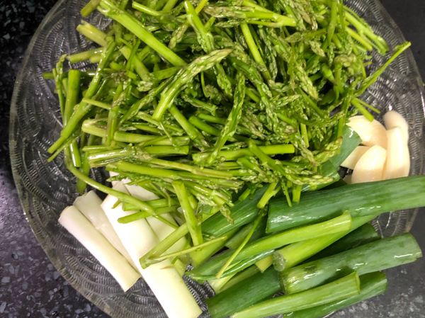 1.蒜頭切片
2.蘆筍、蔥綠、蔥白切段