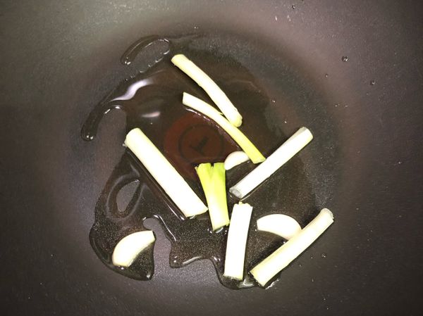 熱油鍋後爆香蔥白及蒜頭