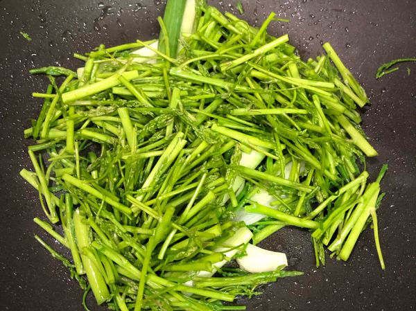 爆香後，放入蘆筍
加入水20ml拌炒，再加入1/2茶匙的鹽調味