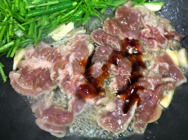 加入一大匙的醬油調味
（可視情況增減