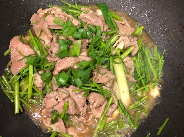 豬肉片炒熟後與蘆筍一起拌炒30秒
再放入蔥段（或蔥末）拌勻後即可上桌