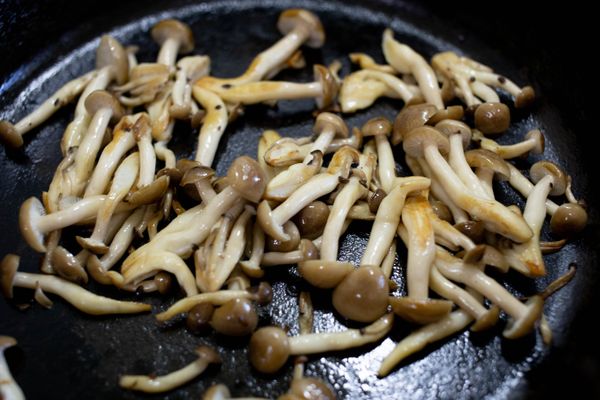 熱油鍋，將鴻喜菇以中火煎炒出褐色焦痕，取出備用。