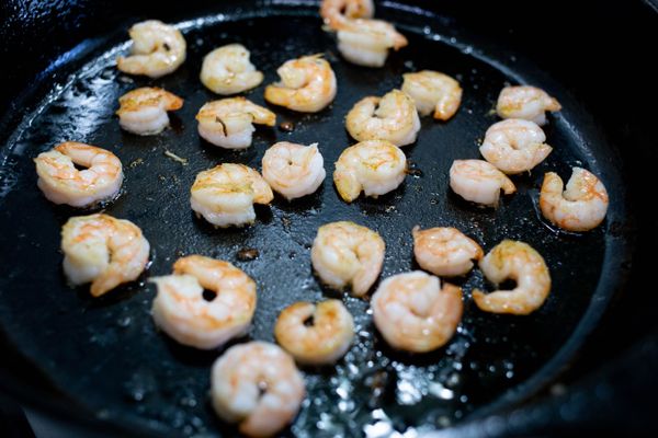 將剛剛處理好的蝦仁稍微沖洗，用紙巾壓乾，放入油鍋中以中火煎熟。