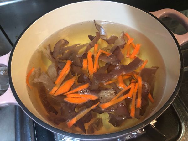 起水鍋煮滾下鰹魚醬油、紅蘿蔔及黑木耳絲