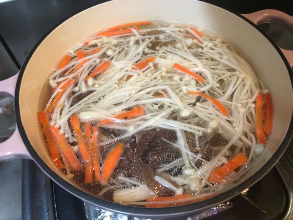 煮滾續加入切塊鮭魚及金針菇