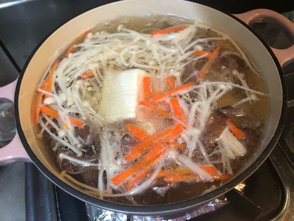 加入切塊豆腐煮滾