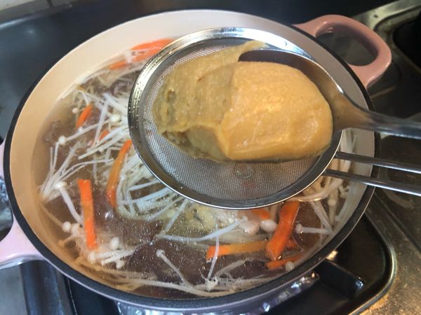 加入味噌調味及米酒