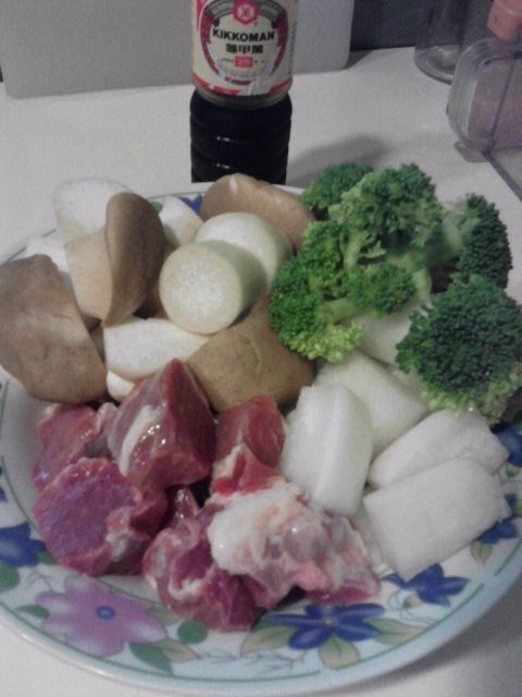 把所有材料切成塊狀備用