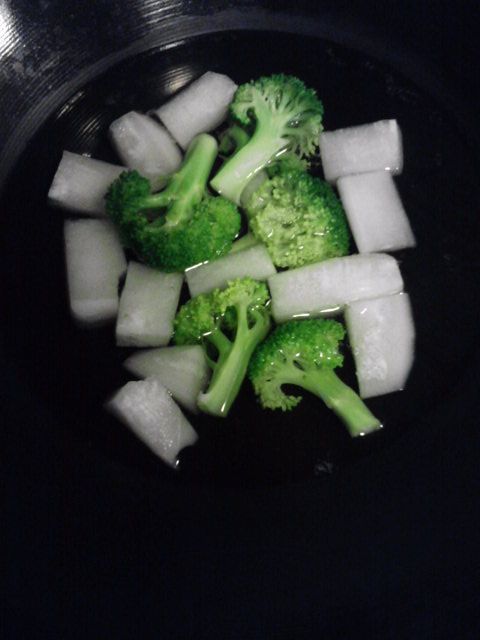 花椰菜和白羅蔔下水川燙3分鐘,撈起備用