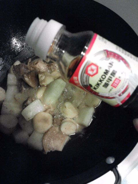 加入適量的水和醬料一起燉煮至入味,約15分鐘