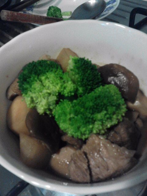 起鍋盛盤,放上燙好的花椰菜就完成囉!醬汁拿來澆飯超好吃,一定要試試喔