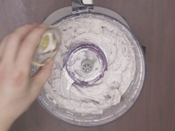 將半冷凍的花枝塊、豬油、樹薯粉、糖、鹽、白胡椒粉放入食物調理機中，攪打成泥狀，再倒入香油混合均勻。