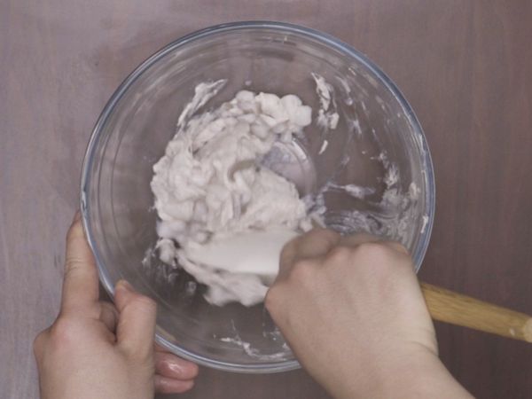 取出花枝漿，放入些許的花枝頭足，混合均勻。