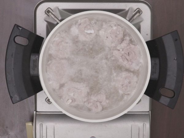 煮至鍋中的水滾沸、花枝丸浮起即可撈出就完成囉～