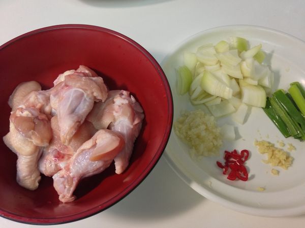 小雞腿洗淨、青蔥切段、洋蔥切小丁備用。