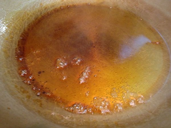 另起一乾鍋加入[焦糖液材料]，不要攪拌一直煮到開始變成褐色時，再倒入一點滾水即成為焦糖液。