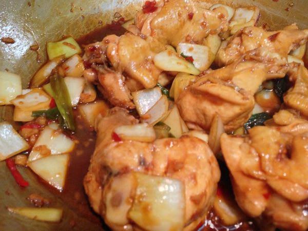 將步驟2的所有材料倒入焦糖液中，先翻炒幾下。