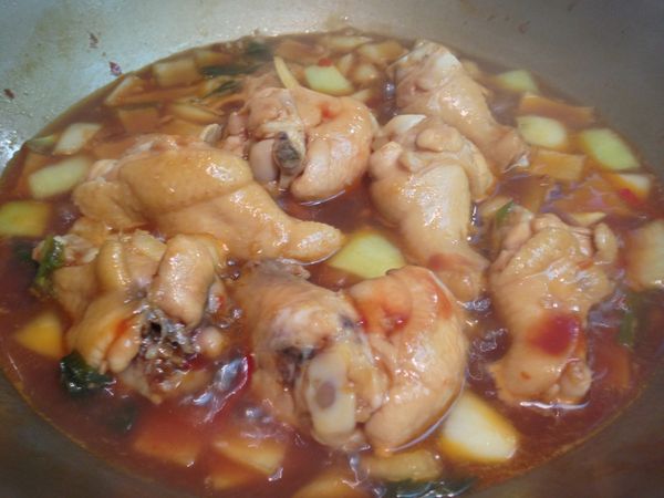 再加入[調味料B]和一杯(量米杯)水，煮滾後轉中小火燒25~30分鐘至湯汁變濃稠。