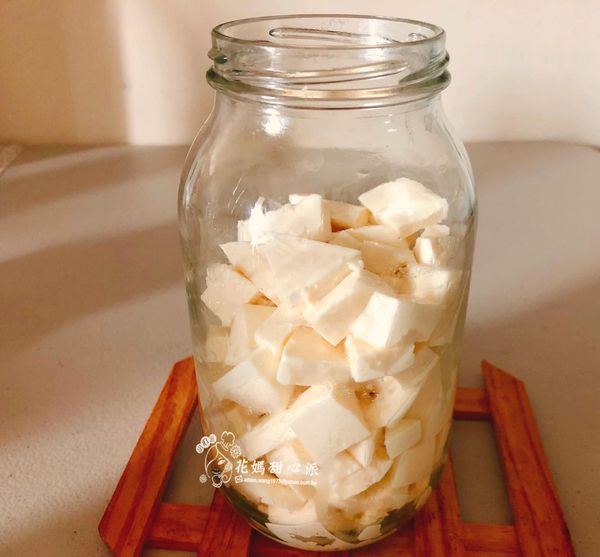 準備乾淨容器擦乾水分將摩佐羅拉乾酪丁放入