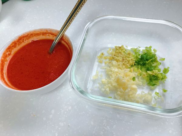 蔥、薑、蒜切末；韓式辣醬、糖、鹽、麻油，加半碗溫的開水攪拌均勻，備用。