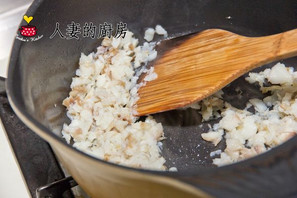 起油鍋，預熱好後，再下魚，接著就豪邁的用湯匙或鍋剷把肉儘量的弄碎。