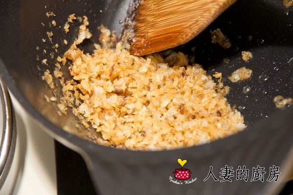 然後就是花時間的，用小火一直剷，剷到金黃（因為已經有抹塩了，不要再加醬油喔！）