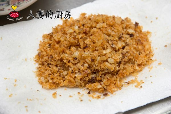 因為過程中油加的太過，所以我用了廚房紙巾來吸去一些油脂。